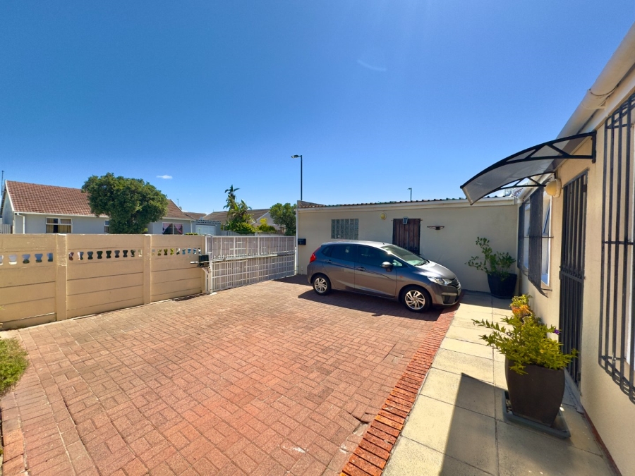 3 Bedroom Property for Sale in Strandfontein Village Western Cape